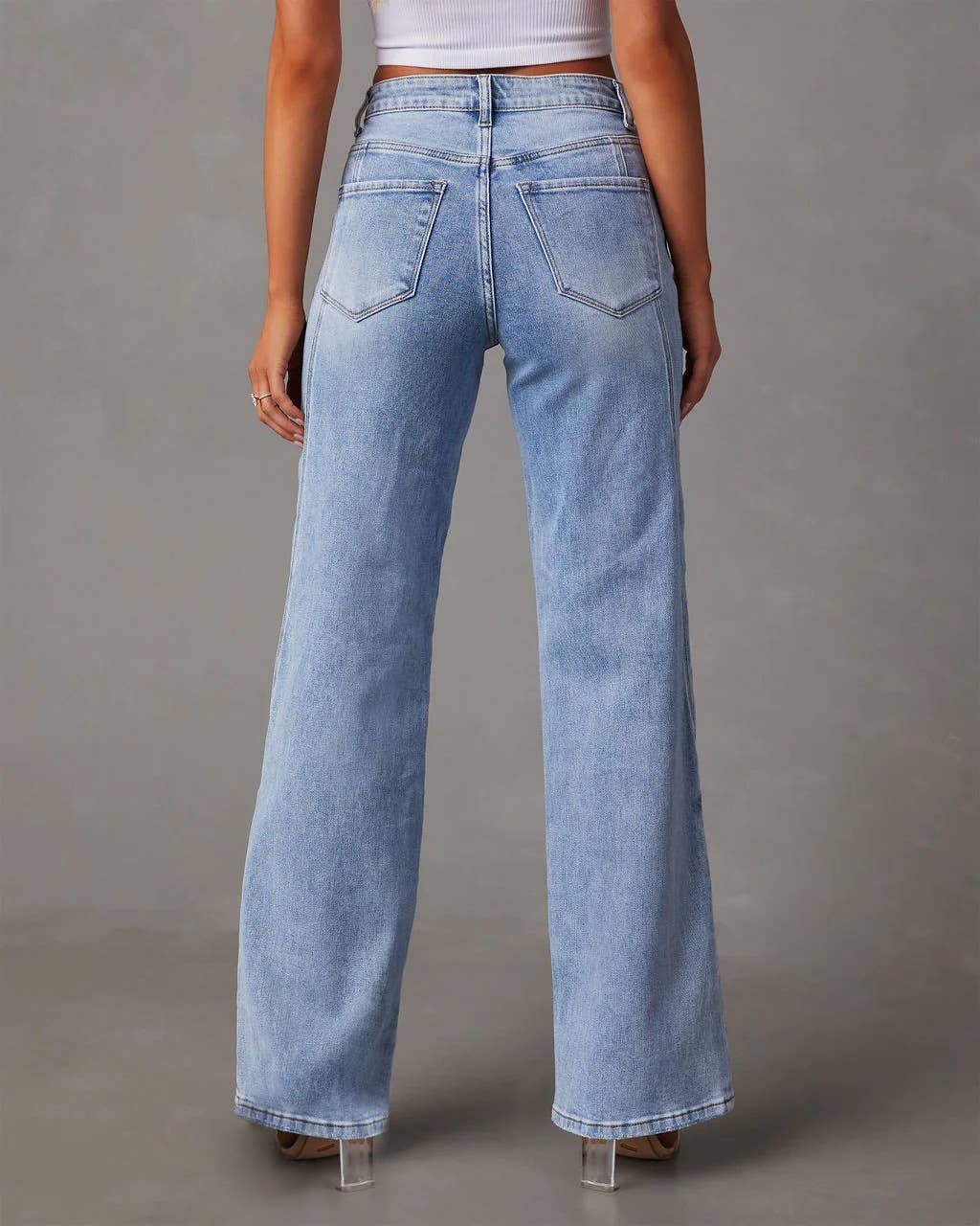 Loose-Fitting Wide-Leg Jeans