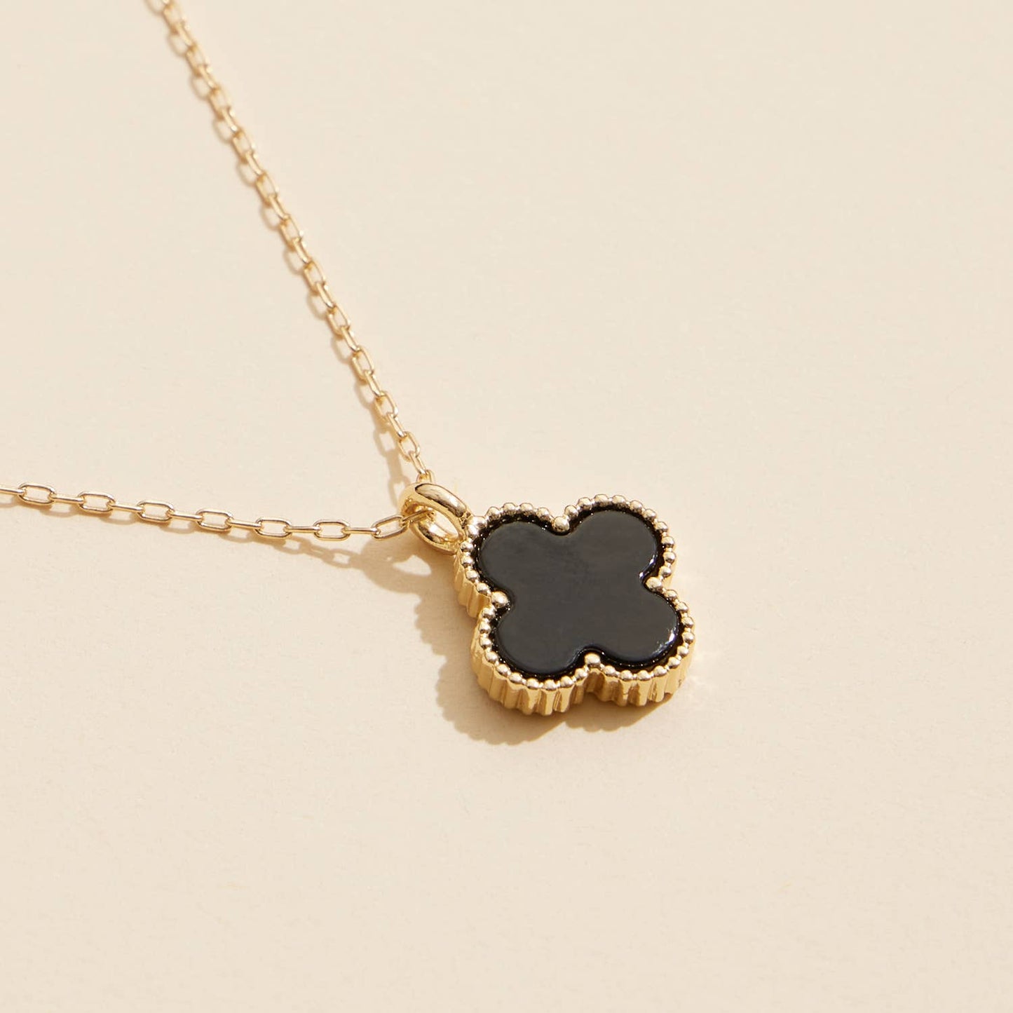 Quatrefoil Shell Charm Short Necklace